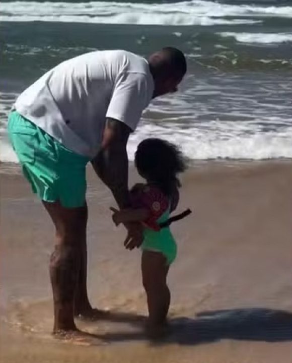 Léo Santana curte praia em Salvador com Liz e se declara para filha: ‘Te amo’