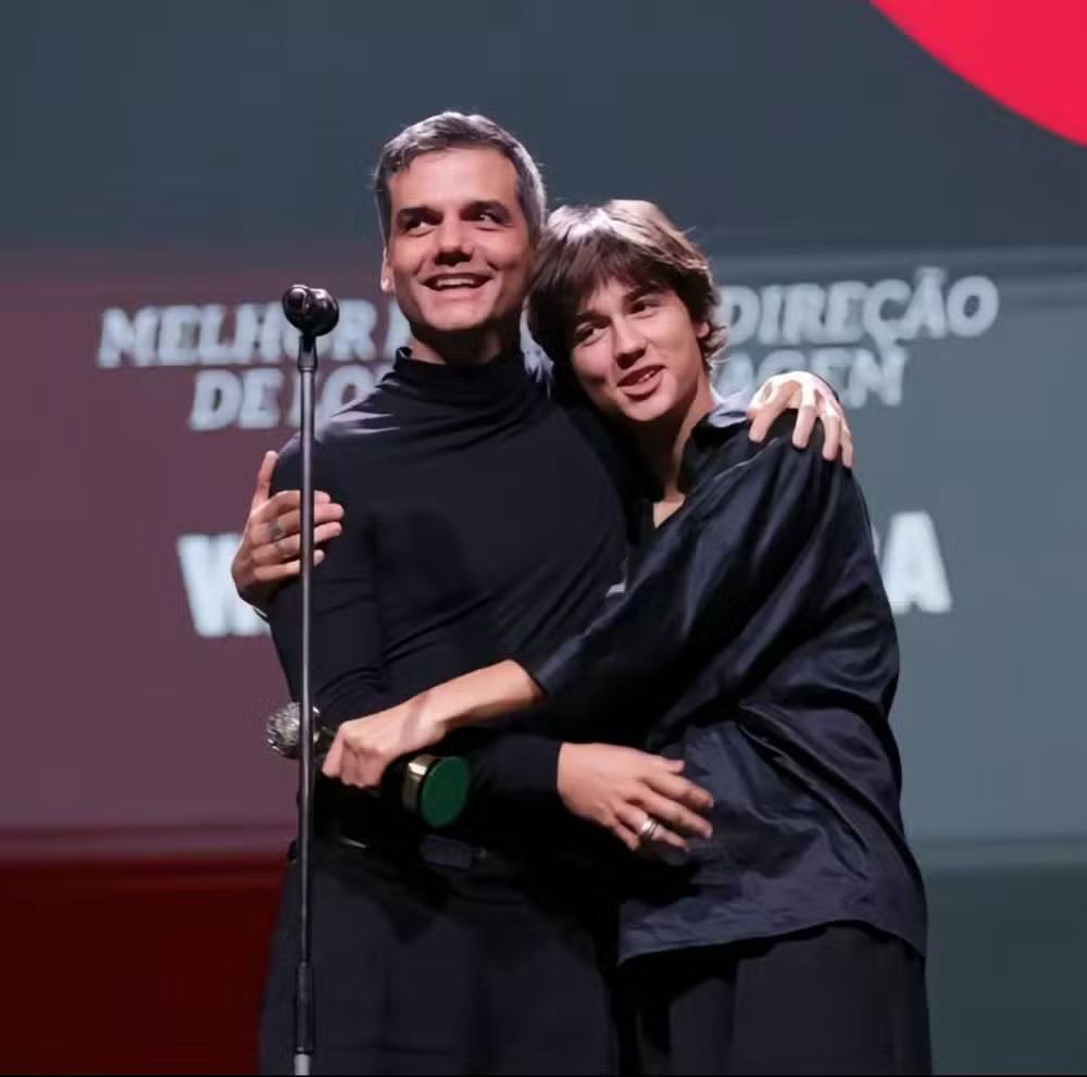 Filho mais velho de Wagner Moura completa 18 anos e chama atenção da web: ‘Herdou o molho do pai’