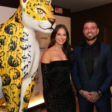 Paolla Oliveira posa com Diogo Nogueira e elege vestido com estampa de onça para evento