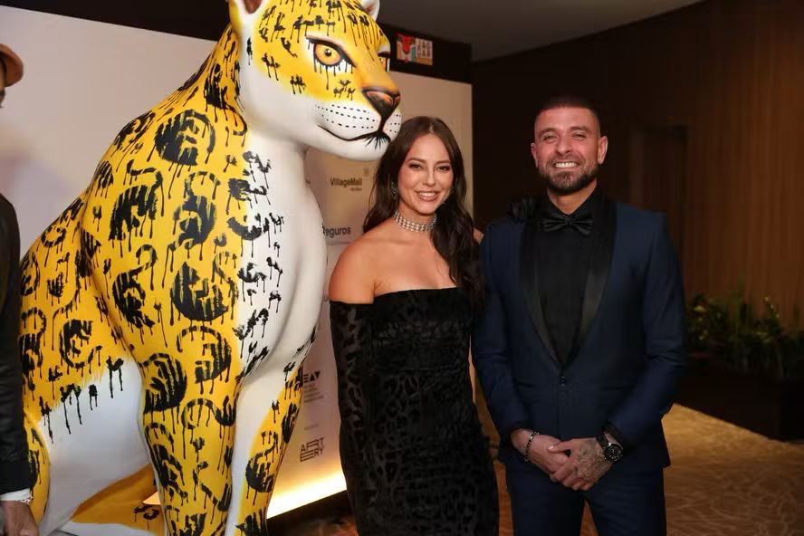 Paolla Oliveira posa com Diogo Nogueira e elege vestido com estampa de onça para evento