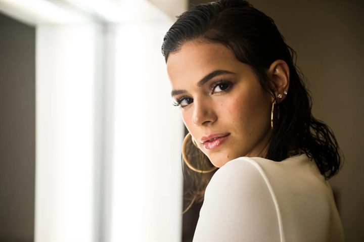Bruna Marquezine anuncia venda de metade das peças de seu closet; veja valores e looks