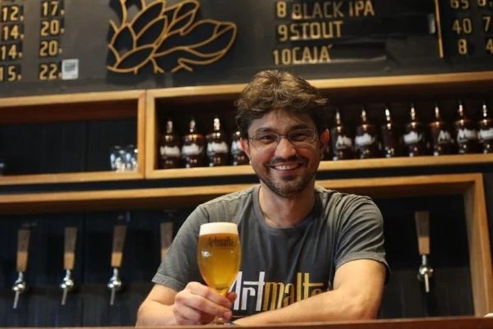 Cerveja de morango feita na Bahia: conheça o criador da melhor catharina sour do mundo