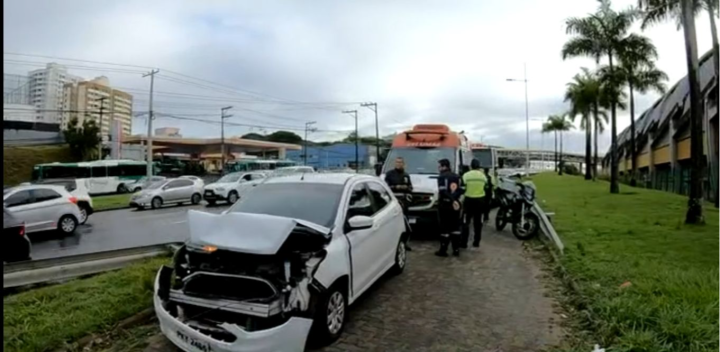 Mulher se envolve em acidente na Av. Paralela e tem celular roubado durante resgate