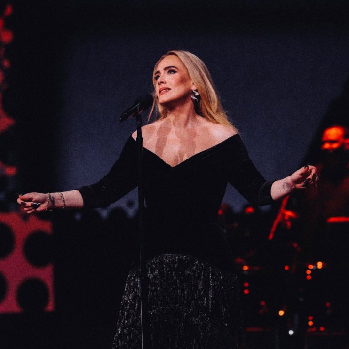 Adele interrompe show em Berlin para assistir à final dos 100m feminino na Olimpíada de Paris