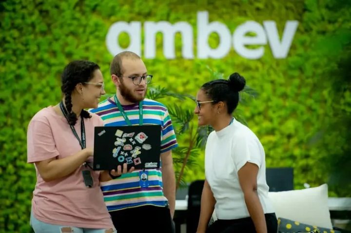 Ambev abre programa de estágio e trainee com salário de até R$ 8,5 mil