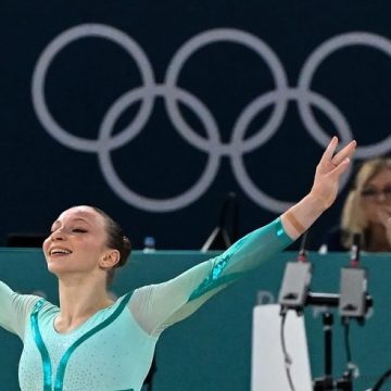 Após recurso, pódio histórico de Rebeca Andrade muda e romena recupera bronze