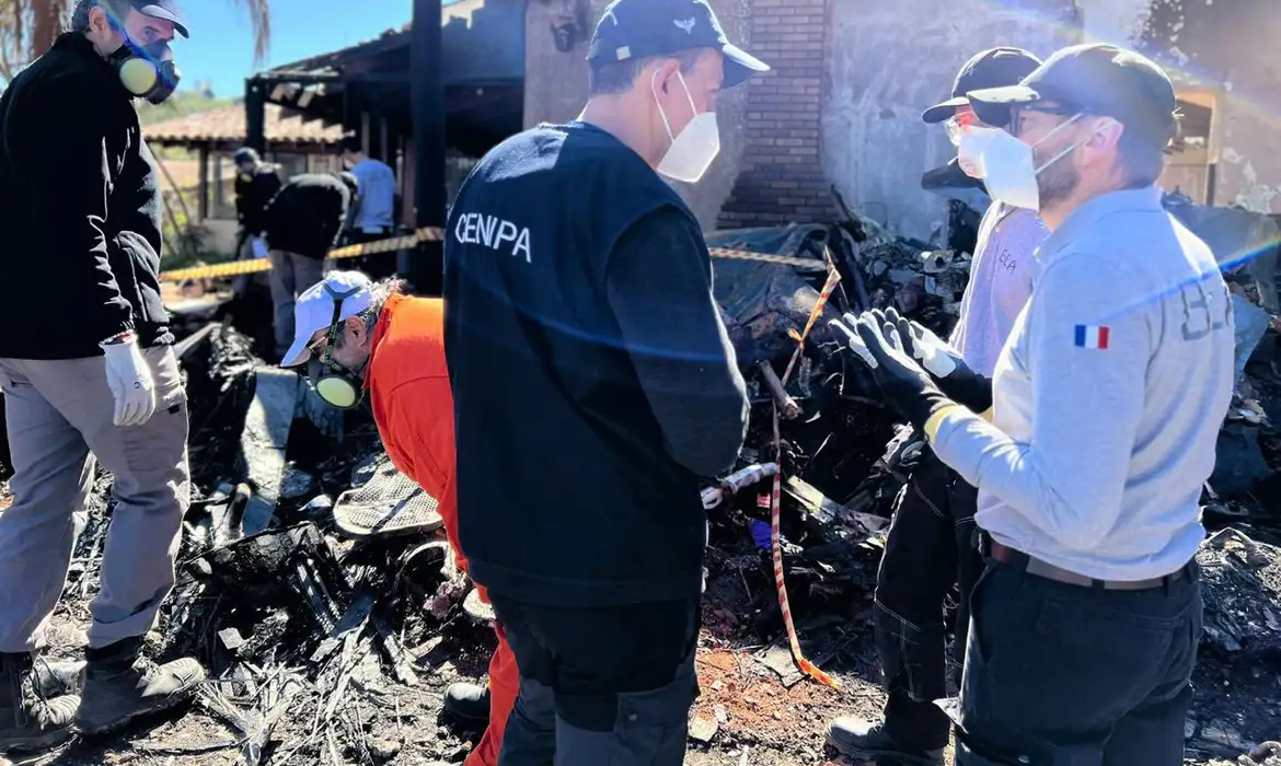 Equipes francesa e canadense auxiliam na remoção de motores de avião que caiu em Vinhedo