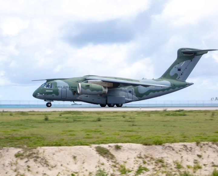 Maior avião construído no Brasil desembarca no aeroporto mais famoso do Caribe