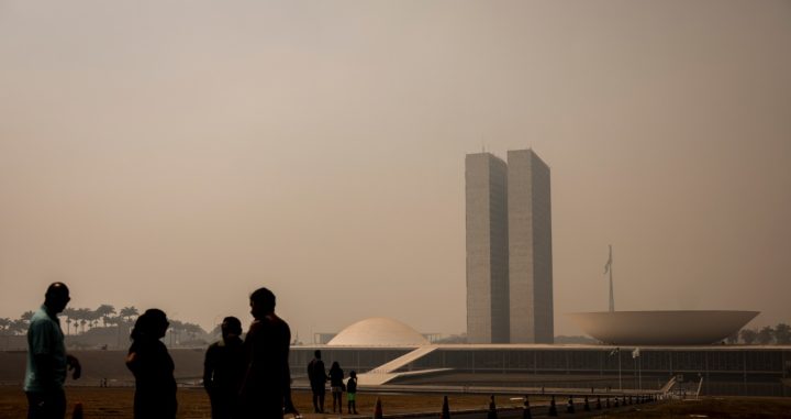 Brasília e outras capitais ficam encobertas por fumaça de queimadas; veja fotos