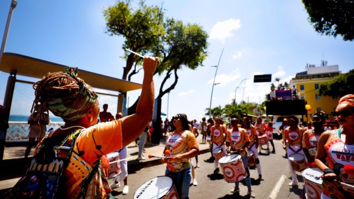 Caminhada Lésbi reúne público na Barra para reivindicar direitos das lésbicas