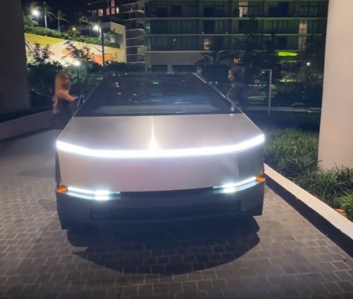 Ludmilla e Brunna Gonçalves passeiam em carro ‘futurista’ avaliado em R$ 1,5 milhão