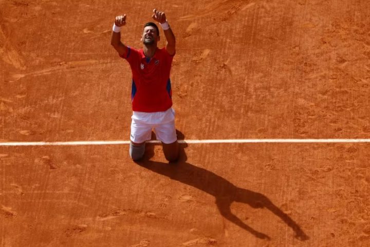Maior ganhador de títulos da história do tênis, Djokovic vence Alcaraz e ganha ouro em Paris