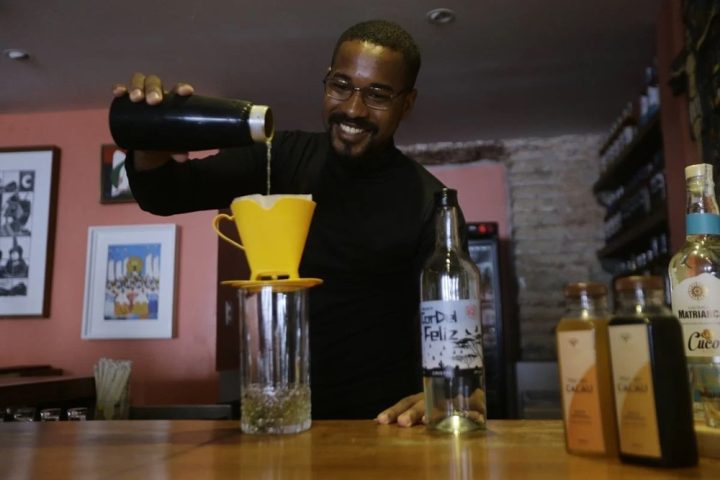Bartender cria drink feito à base de acarajé
