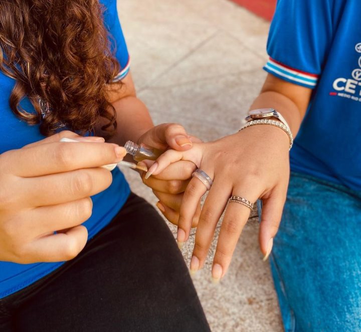 Estudantes desenvolvem esmalte para unhas com ingredientes naturais; conheça