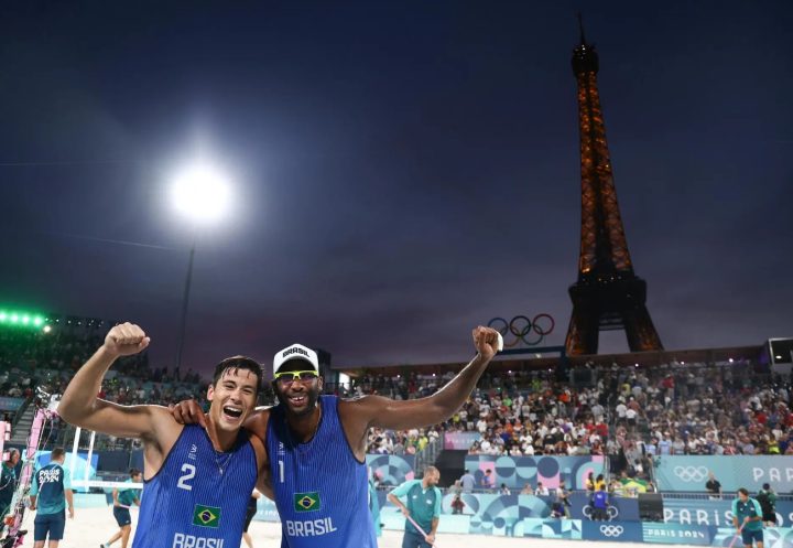 Evandro e Arthur vencem holandeses e vão às quartas no vôlei de praia em Paris