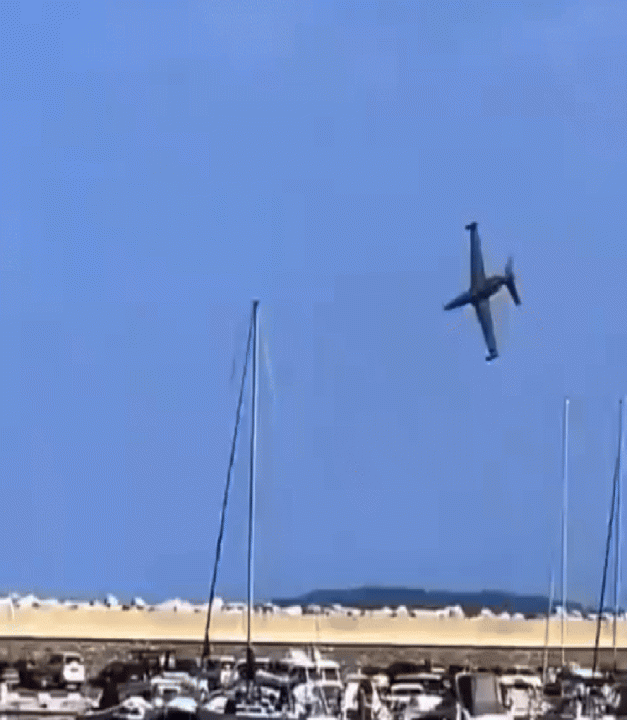 Avião cai no mar durante show aéreo na França; veja vídeo