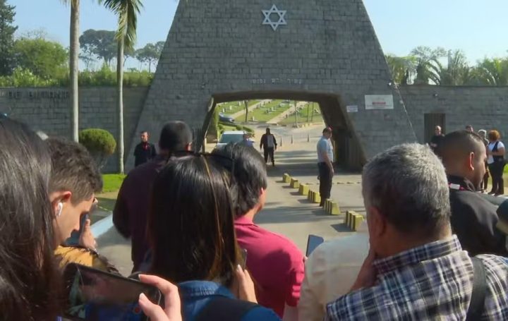 Corpo de Silvio Santos é sepultado em cemitério judaico de SP