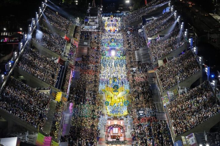 Ingressos para os desfiles do Carnaval do Rio começam a ser vendidos nesta terça-feira (27)