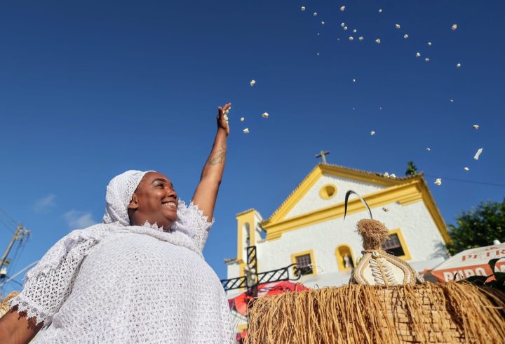 São Roque e Omolu são festejados com celebração religiosa e samba de rua em Salvador