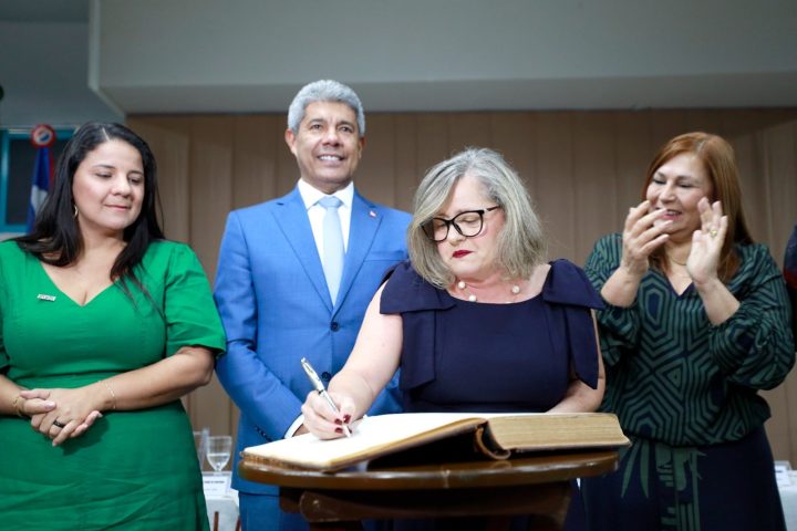 Governador Jerônimo Rodrigues participa da posse da nova vice-reitora da Uefs
