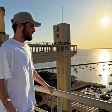 Apresentador João Silva grava programa em Salvador