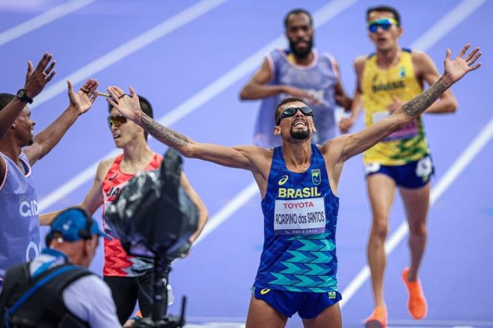 Paralimpíadas de Paris: Brasileiro Julio Cesar conquista primeiro ouro do atletismo e bate recorde mundial