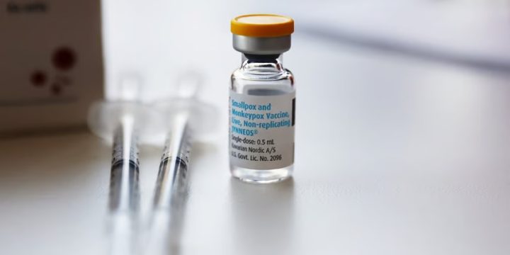 Governo negocia compra de 25 mil doses de vacina contra mpox