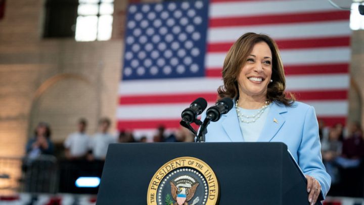 Kamala Harris é oficialmente confirmada como candidata democrata à presidência dos EUA