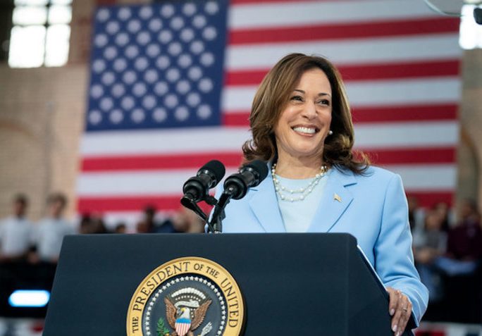 Kamala Harris é oficialmente confirmada como candidata democrata à presidência dos EUA