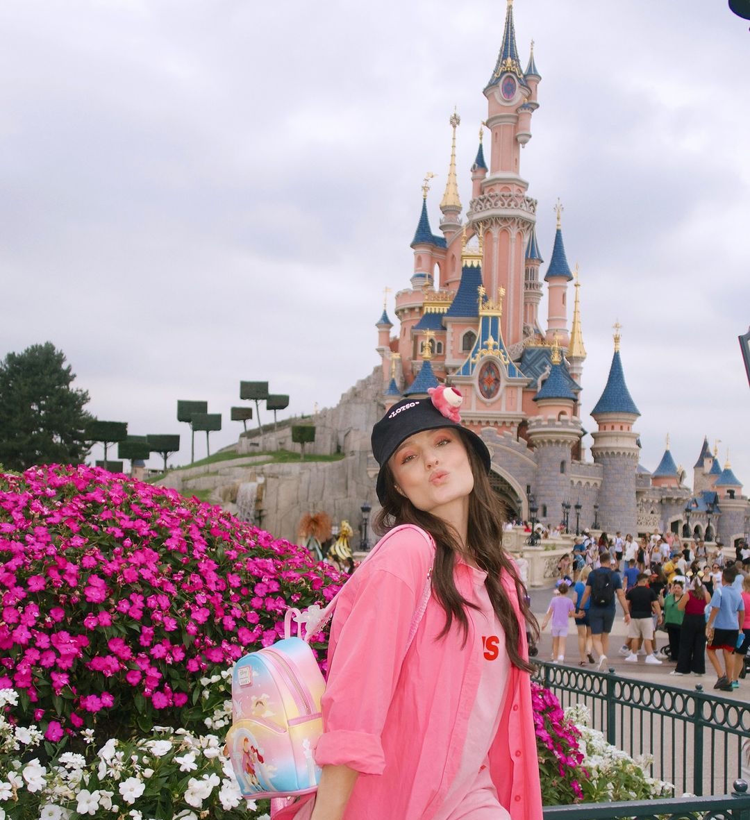 Larissa Manoela compartilha registros de viagem à Disney de Paris: ‘Meu lugar favorito’