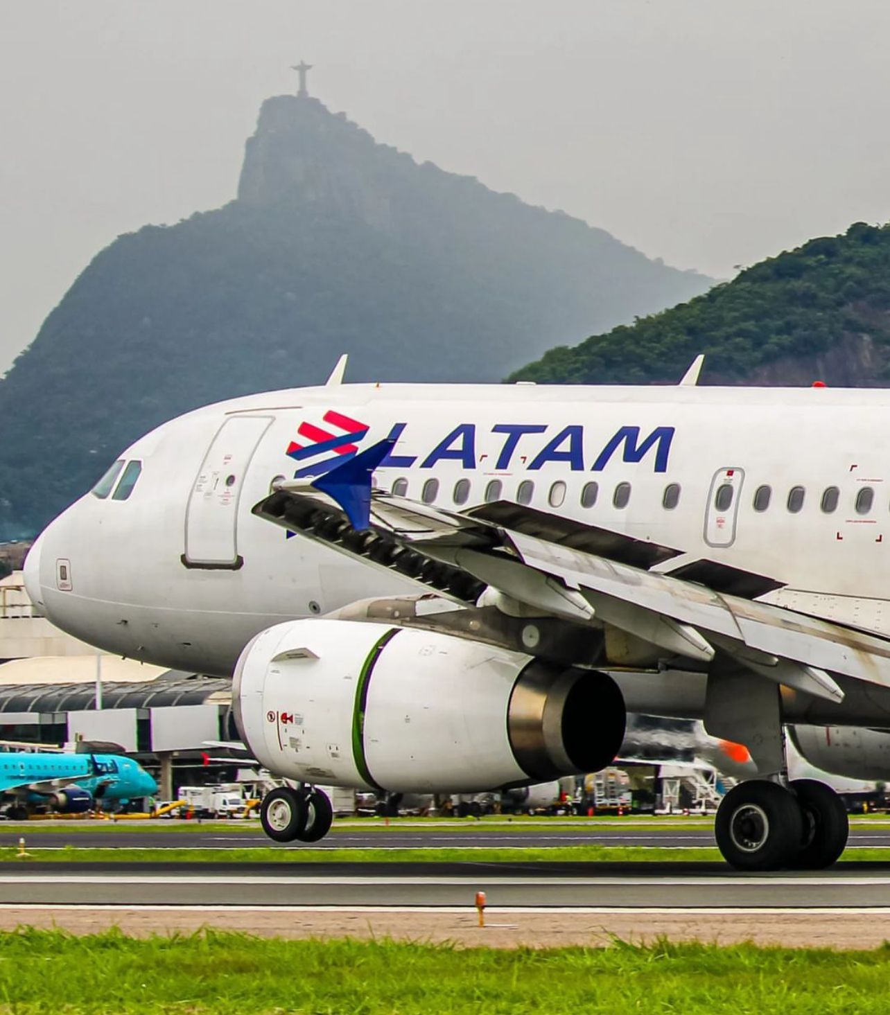 Latam foi a empresa aérea que mais transportou passageiros no Brasil em ...