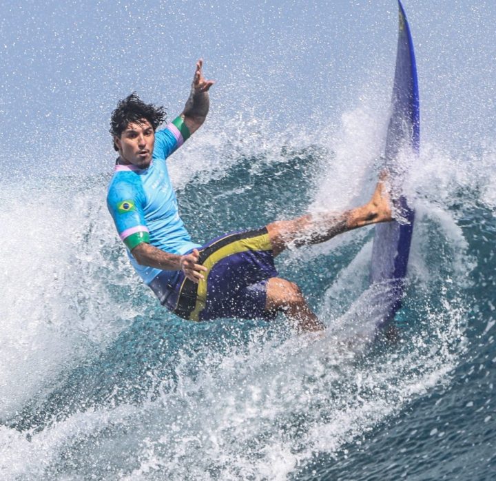 Gabriel Medina vence Alonso Correa e garante bronze na Olimpíadas de Paris