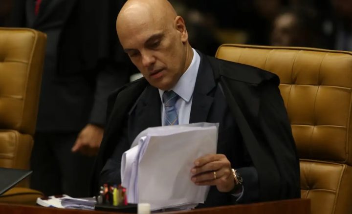 Alexandre de Moraes eleva multa contra rede social X por descumprimento de decisão