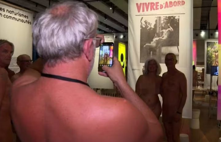 Só de sapatos: Museu na França abre exposição em que visitante pode entrar nu