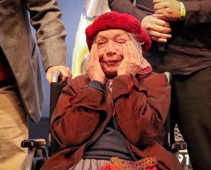 Aos 95 anos, Nathalia Timberg se emociona em estreia de espetáculo