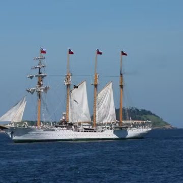 Navio-escola da Marinha chilena é aberto à visitação pública em Salvador