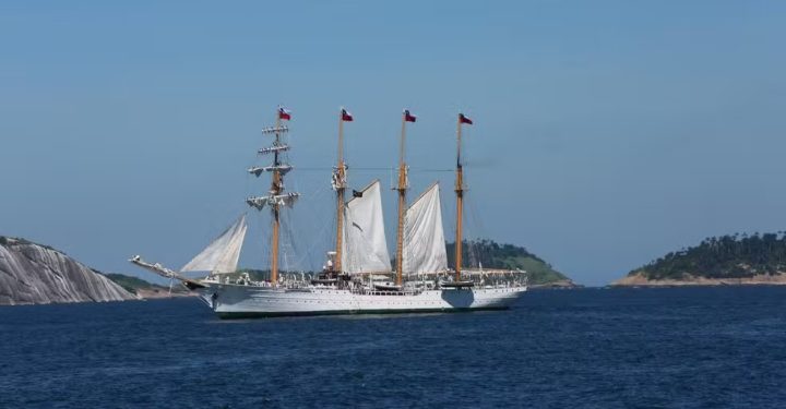 Navio-escola da Marinha chilena é aberto à visitação pública em Salvador