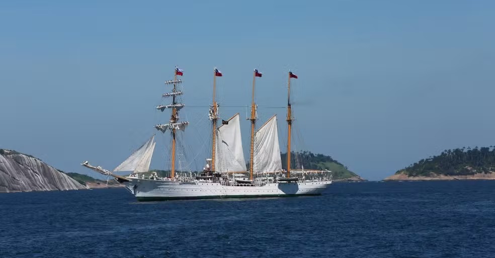 Navio-escola da Marinha chilena é aberto à visitação pública em Salvador