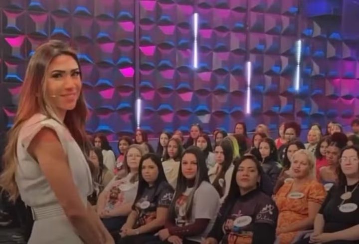 Patrícia Abravanel volta aos palcos após morte de Silvio Santos e se emociona