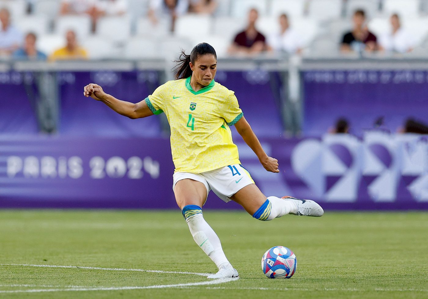 Brasil vence França e avança para semifinal no futebol feminino em Paris