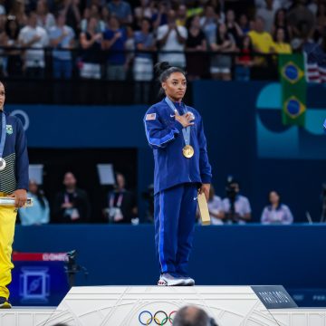 Rebeca Andrade e Simone Biles entram em grupo seleto de ginastas multimedalhistas do salto