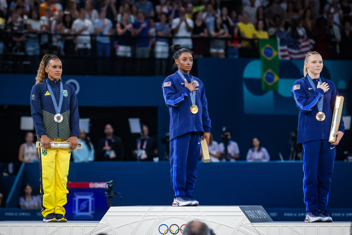 Rebeca Andrade e Simone Biles entram em grupo seleto de ginastas multimedalhistas do salto