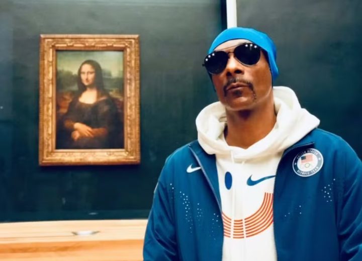 Snoop Dogg faz tour privado no Louvre e brinca com a Mona Lisa: ‘Sou irmão gêmeo’