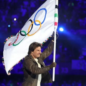 Com Tom Cruise, Billie Eilish e Snoop Dogg, Paris passa bandeira olímpica a Los Angeles