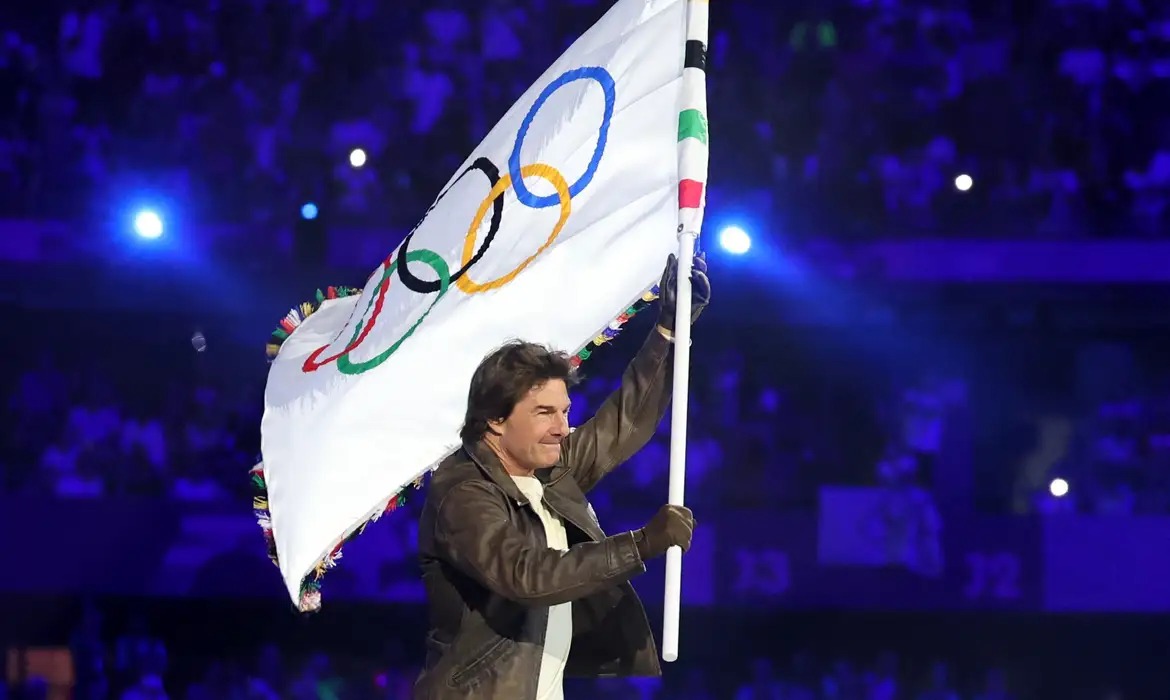 Com Tom Cruise, Billie Eilish e Snoop Dogg, Paris passa bandeira olímpica a Los Angeles