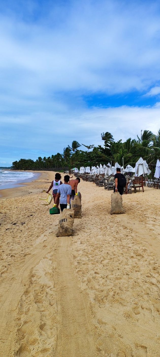 Projeto recolhe cerca de 80 kg de lixo na praia de Trancoso em apenas uma hora