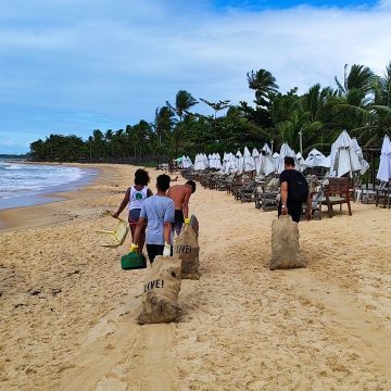 Projeto recolhe cerca de 80 kg de lixo na praia de Trancoso em apenas uma hora