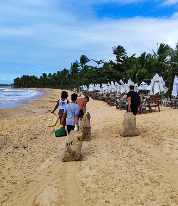 Projeto recolhe cerca de 80 kg de lixo na praia de Trancoso em apenas uma hora