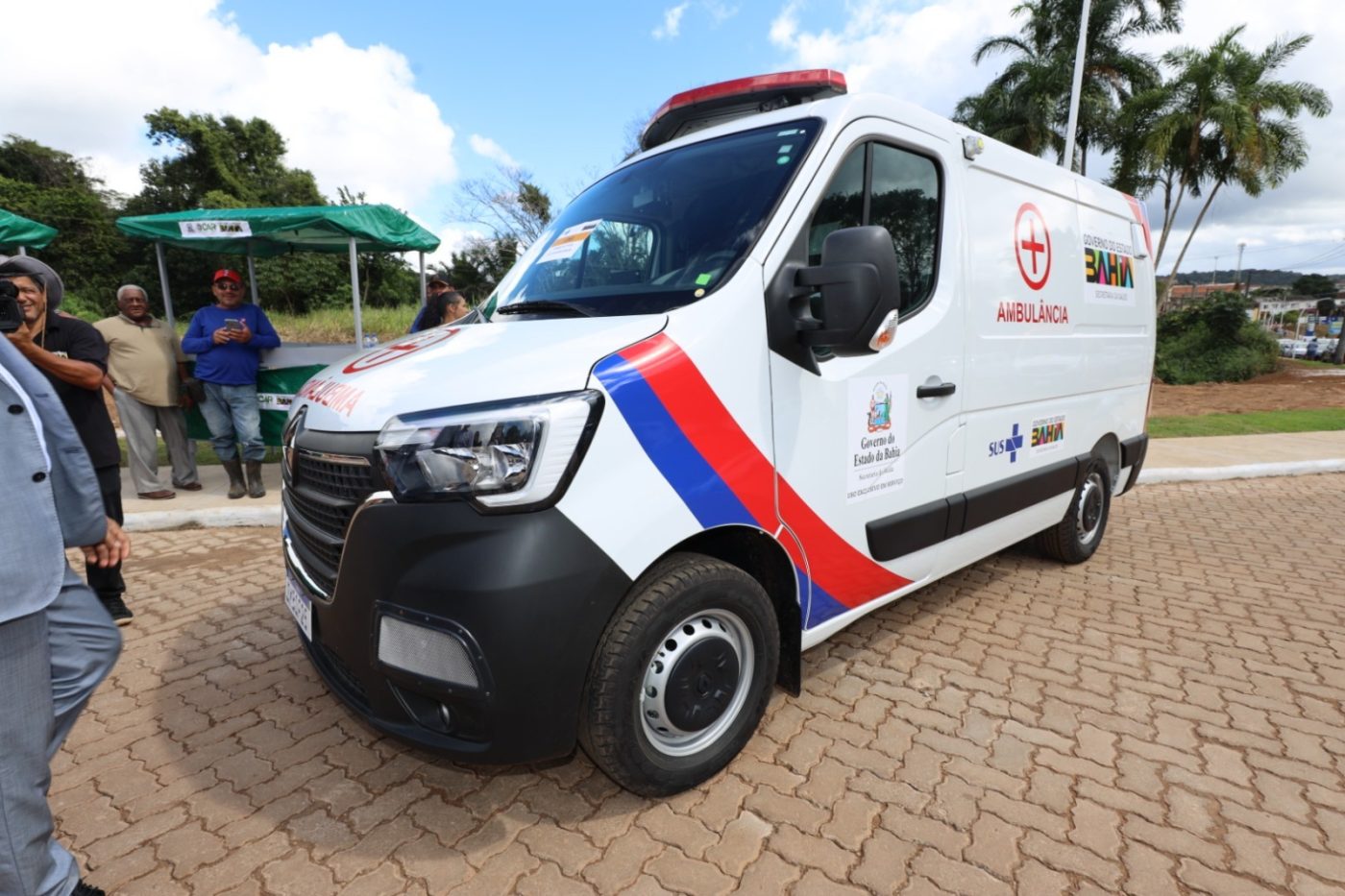 Homem finge passar mal e usa ambulância como carona para ir ao bar