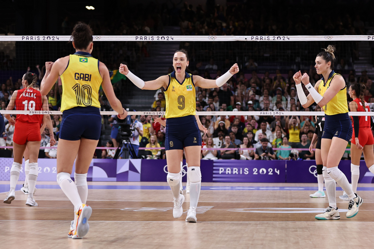 Brasil conquista medalha de bronze no vôlei feminino em Paris